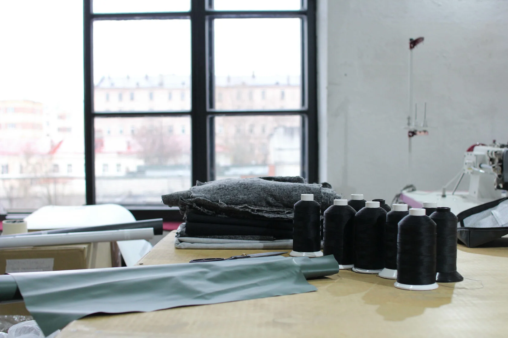 Процесс пошива сумок в мастерской SEW DEPT