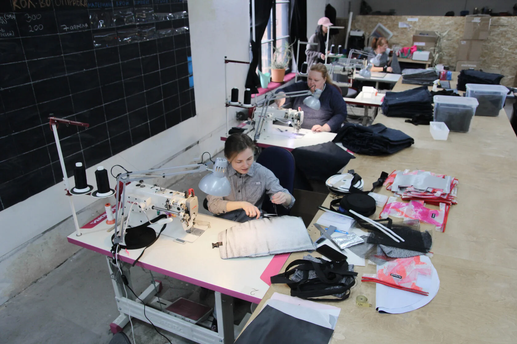 Сотрудница SEW DEPT за работой