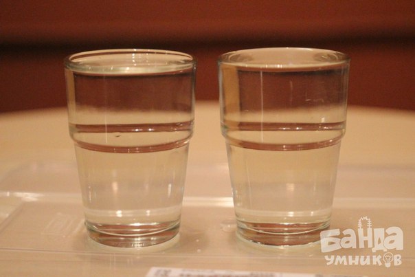 Два стакана с окрашенной водой: горячей и холодной