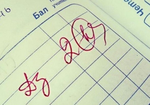 Школьник моет школьную доску губкой