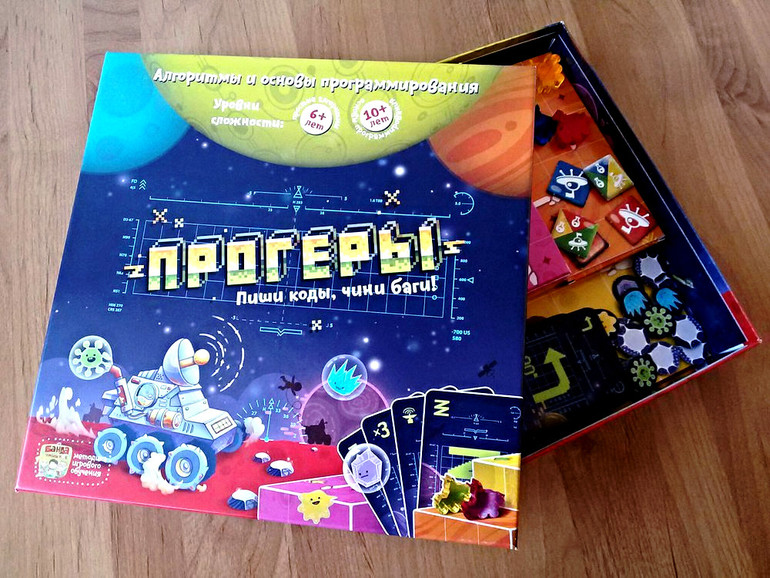 Приоткрытая коробка игры «Прогеры»