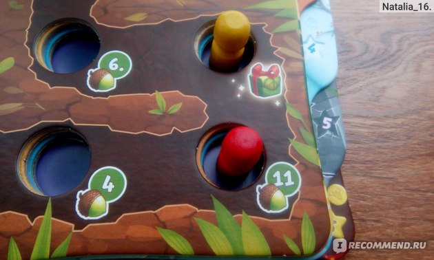 Игровые фишки в лунках